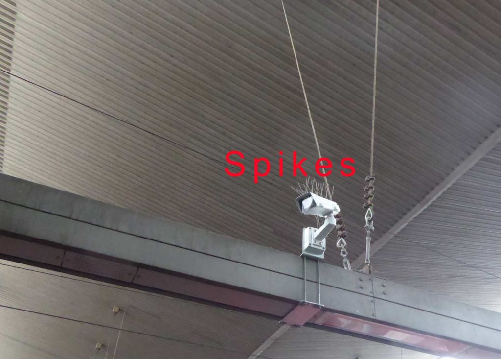 Vergrämung durch Spikes an der Überwachungskamera